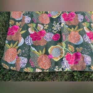 World Market | Hand MAde | Doulble-Sided Tapestry Quilt | 91x104